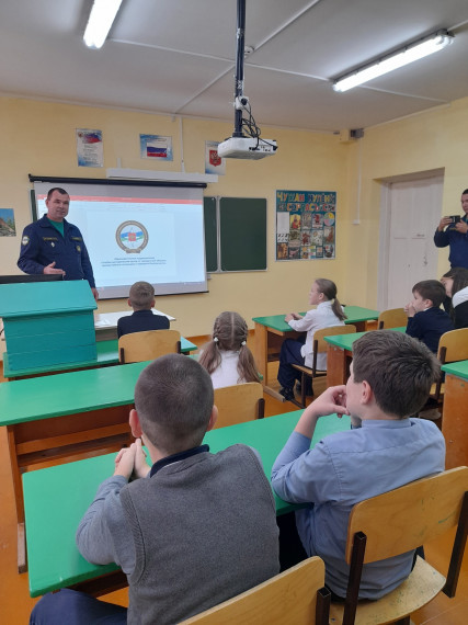 Сегодня нашу школу посетила пожарно-спасательная часть № 132 из села Куратово.
